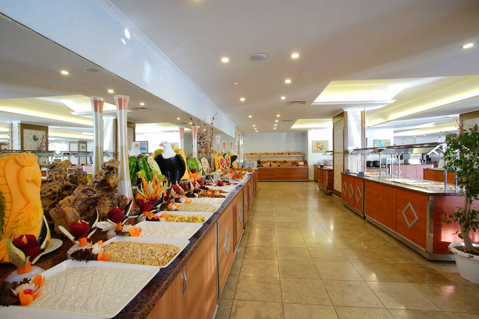 2 restaurants; breakfast, lunch, and dinner served