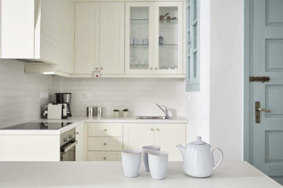 Apartment | Private kitchen | Full-size fridge, oven, stovetop, coffee/tea maker
