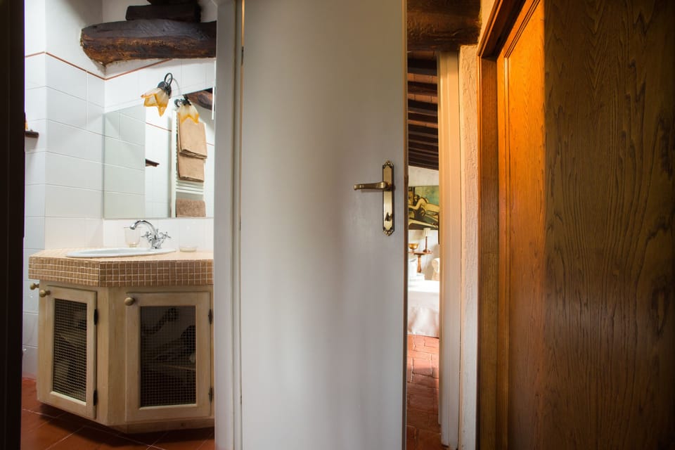 Deluxe Double Room, Garden View | Bathroom | Shower, hair dryer, towels