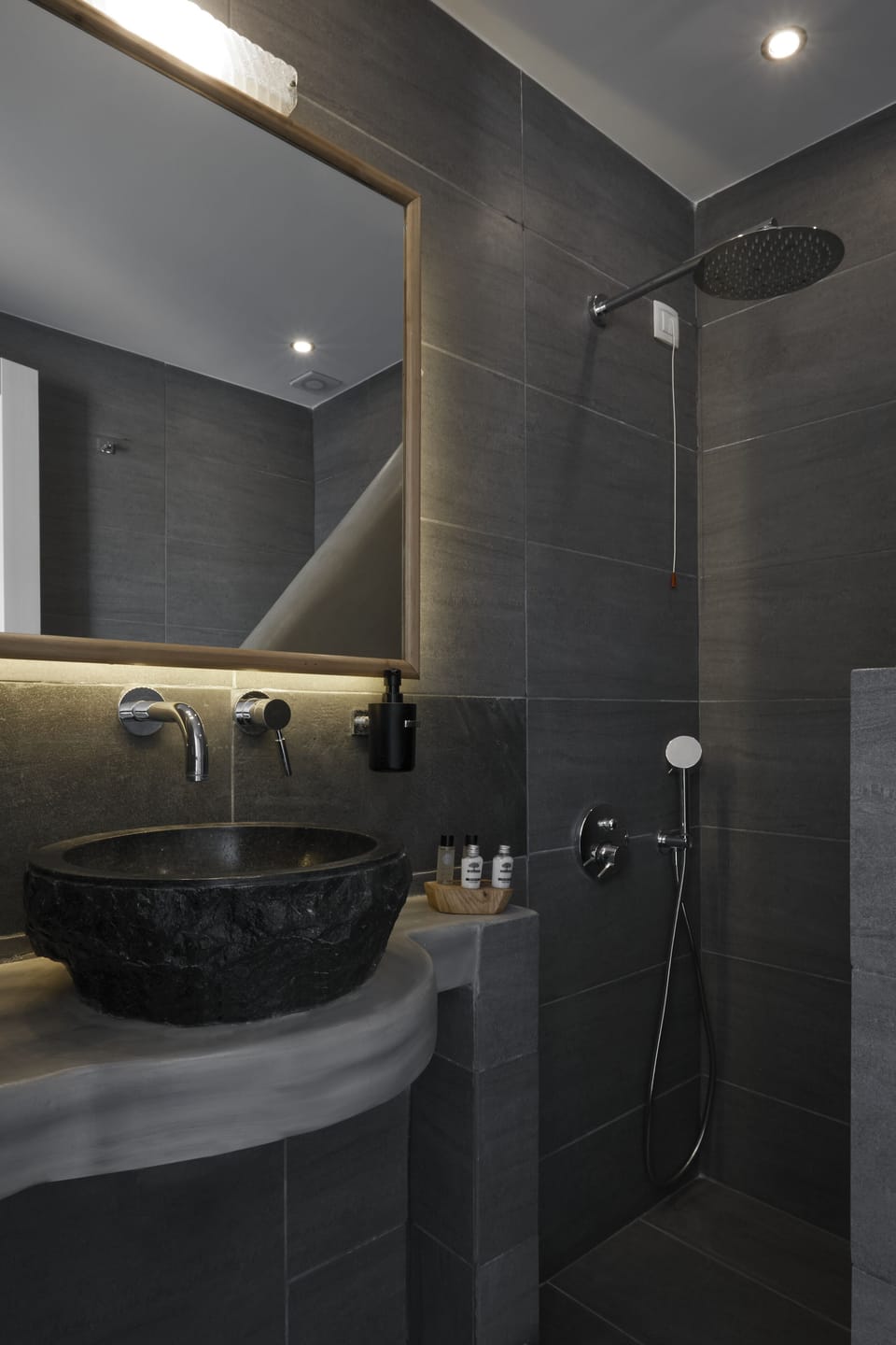 Elegant double room | Bathroom | Shower, free toiletries, hair dryer, towels