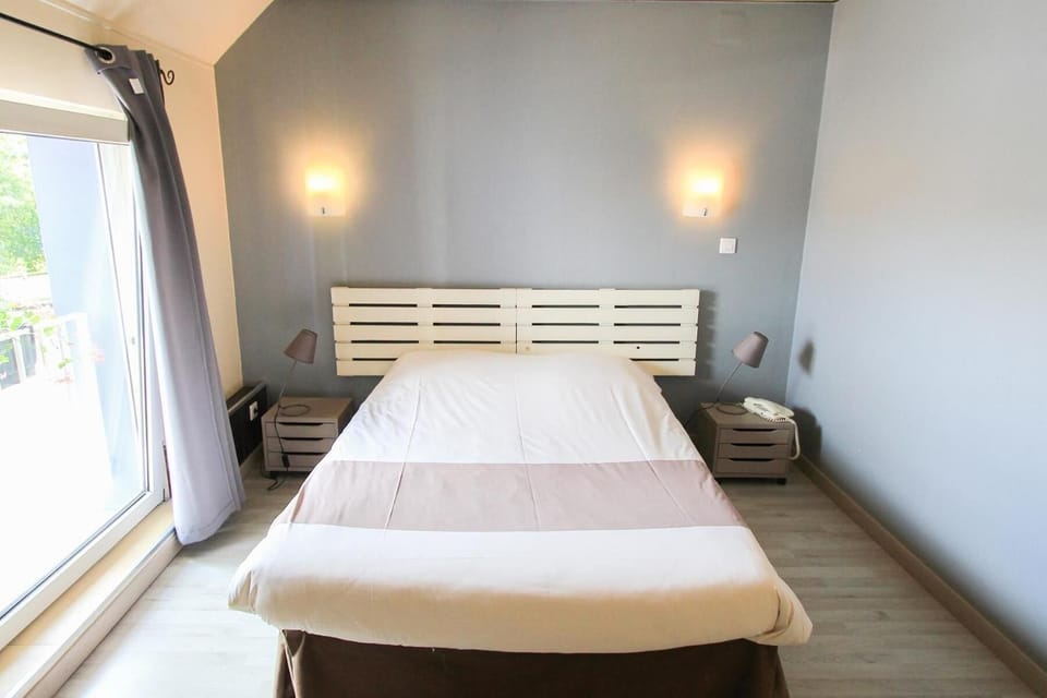 Desk, iron/ironing board, rollaway beds, free WiFi
