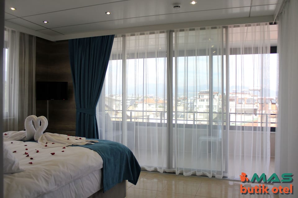 Family Room (5 People) | 1 bedroom, desk, blackout drapes, soundproofing