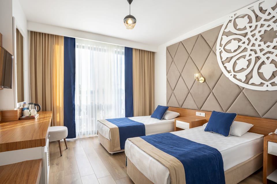 Hypo-allergenic bedding, minibar, desk, soundproofing