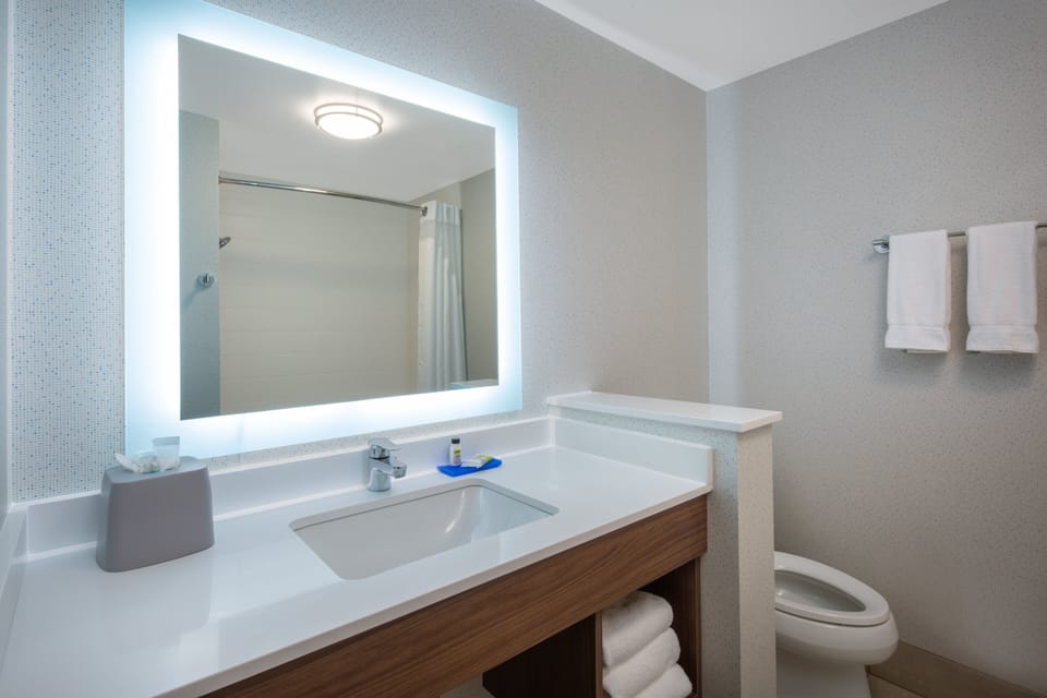 Combined shower/tub, free toiletries, towels, soap