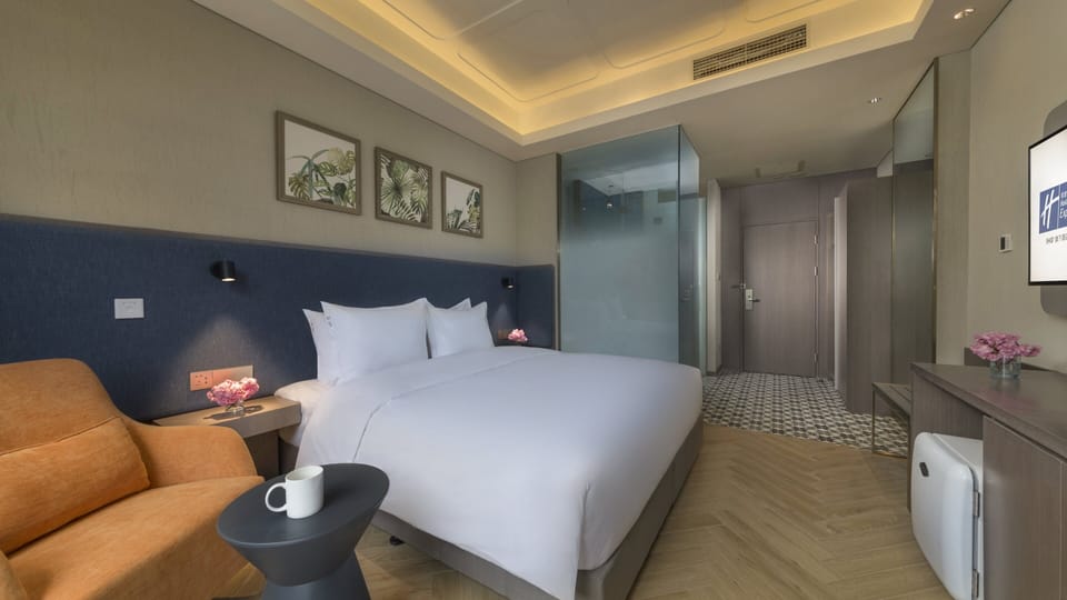 Standard Room, 1 King Bed | Minibar, in-room safe, soundproofing, WiFi (free)