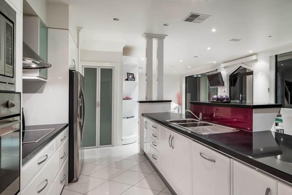Executive House, Multiple Bedrooms, River View | Shared kitchen | Full-size fridge, microwave, oven, stovetop