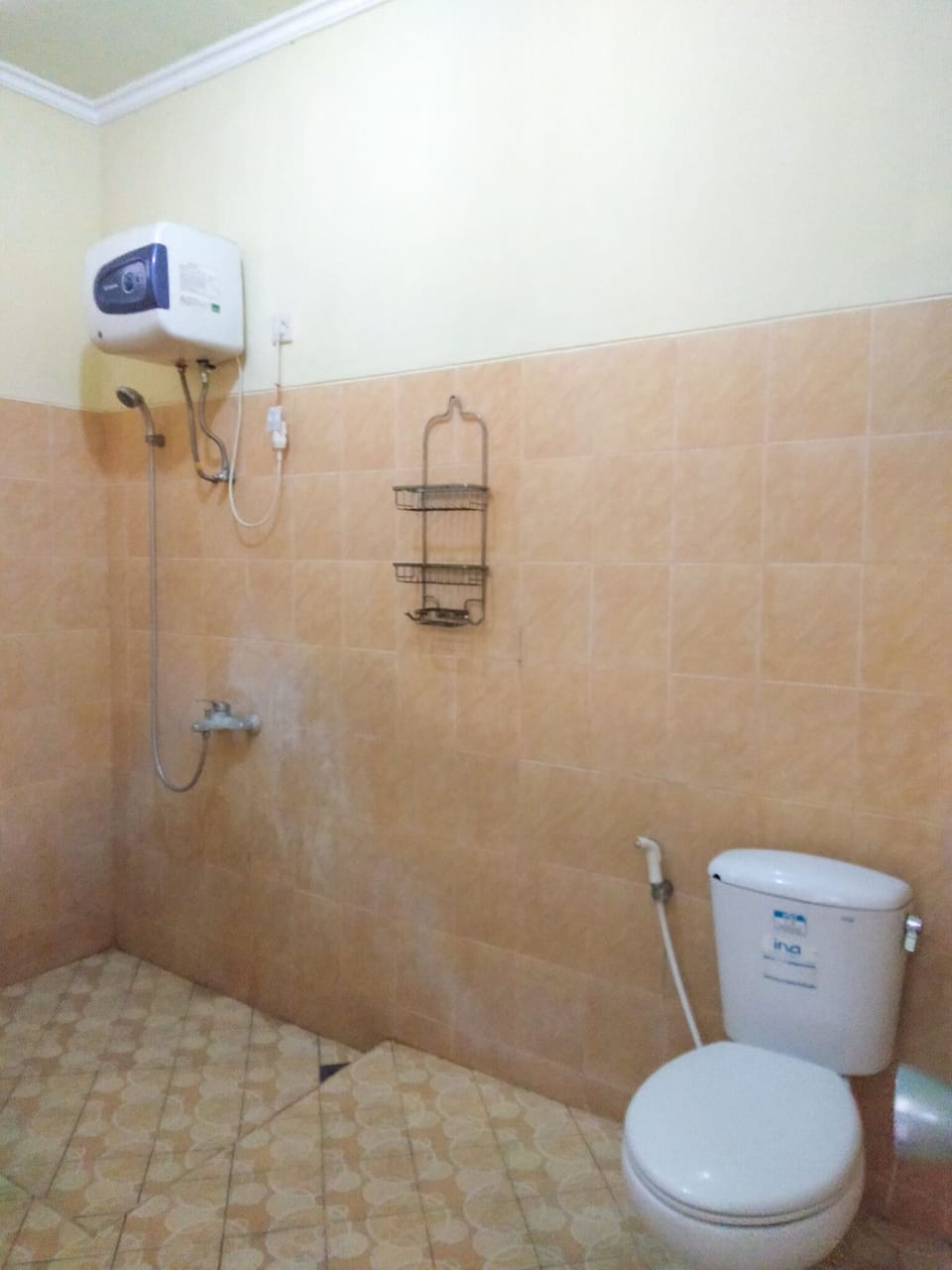 Deluxe Double Room, 1 Queen Bed | Bathroom | Shower, towels