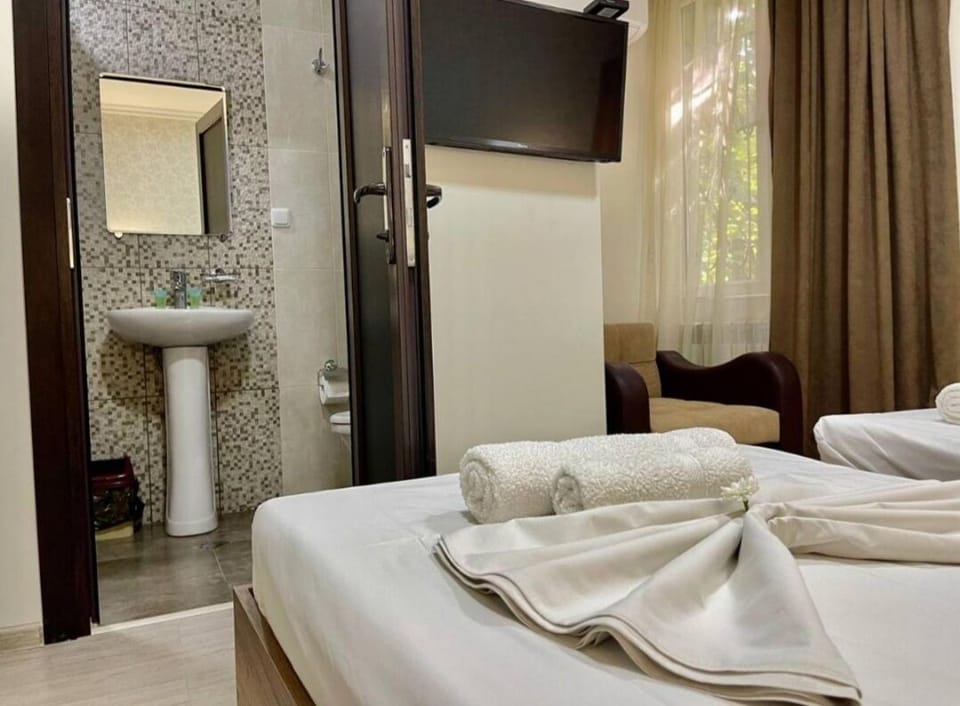 Comfort Twin Room | Bathroom | Shower
