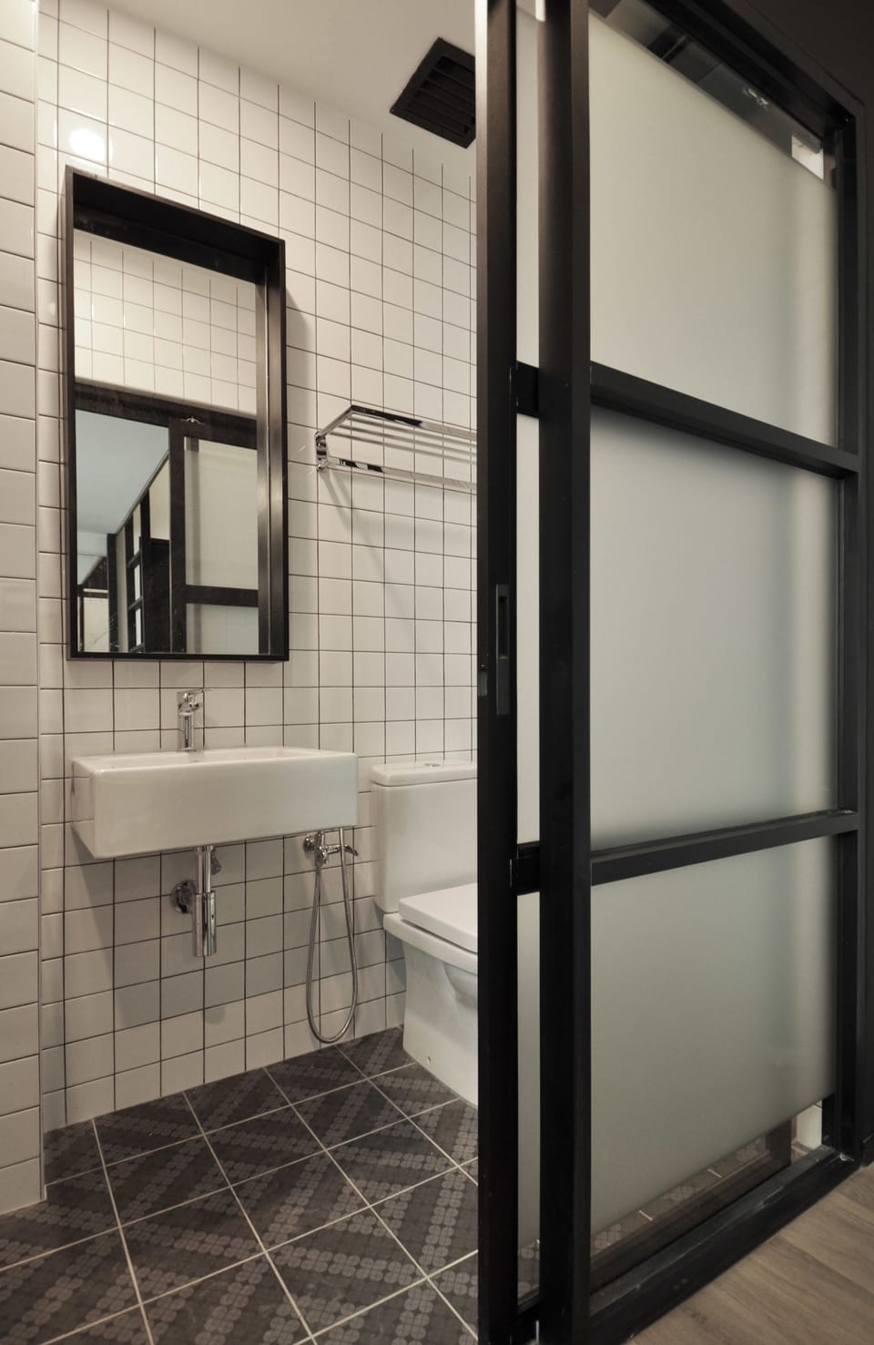 Single Room | Bathroom | Shower, rainfall showerhead, free toiletries, hair dryer