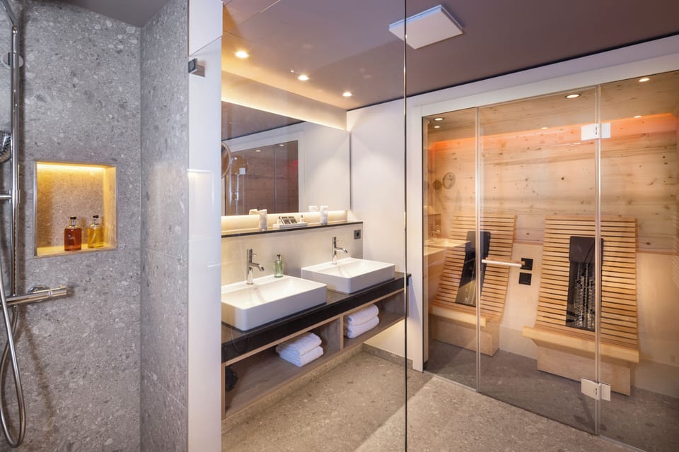 Moderne Suite mit Balkon (eigene Infrarotkabine) | Bathroom | Free toiletries, hair dryer, bathrobes, slippers