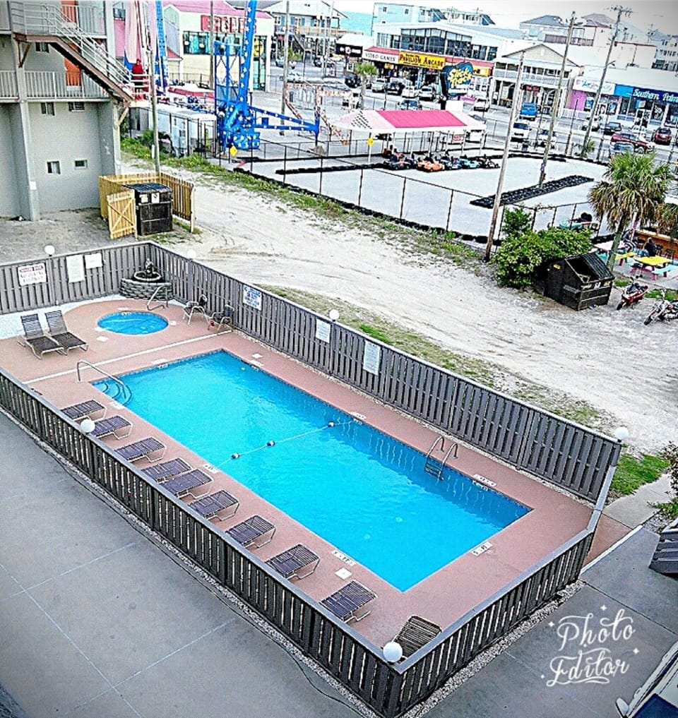 Great pool and hot tub kept very clean. Garden City Guest House, close to it all