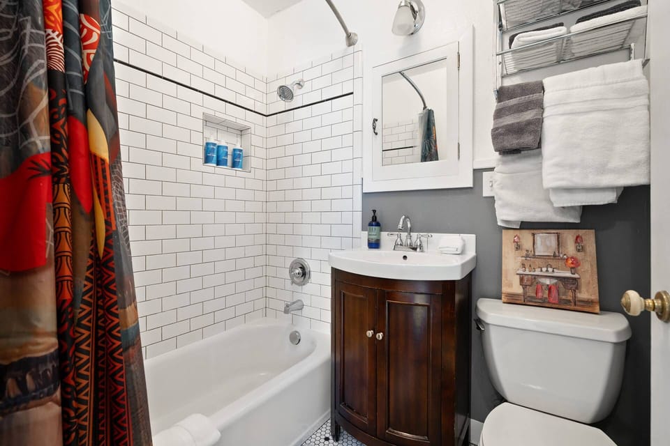 "Downtown Bend is less than a 10 minute walk! The interior is clean and bright with a great functional kitchen and nice bathroom." - Alicia