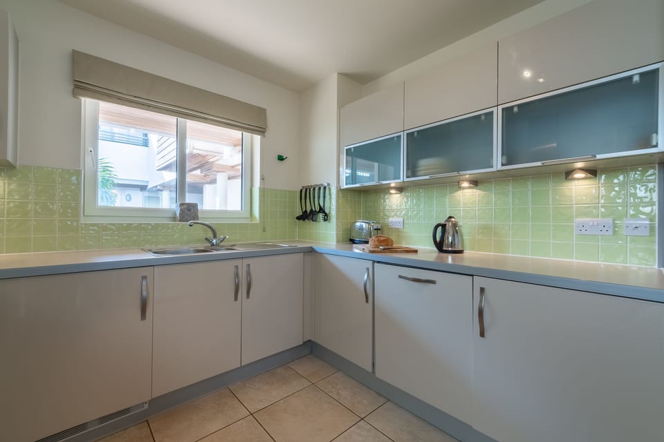 4 Pentire Rocks, Polzeath. Ground floor:  Well-equipped kitchen