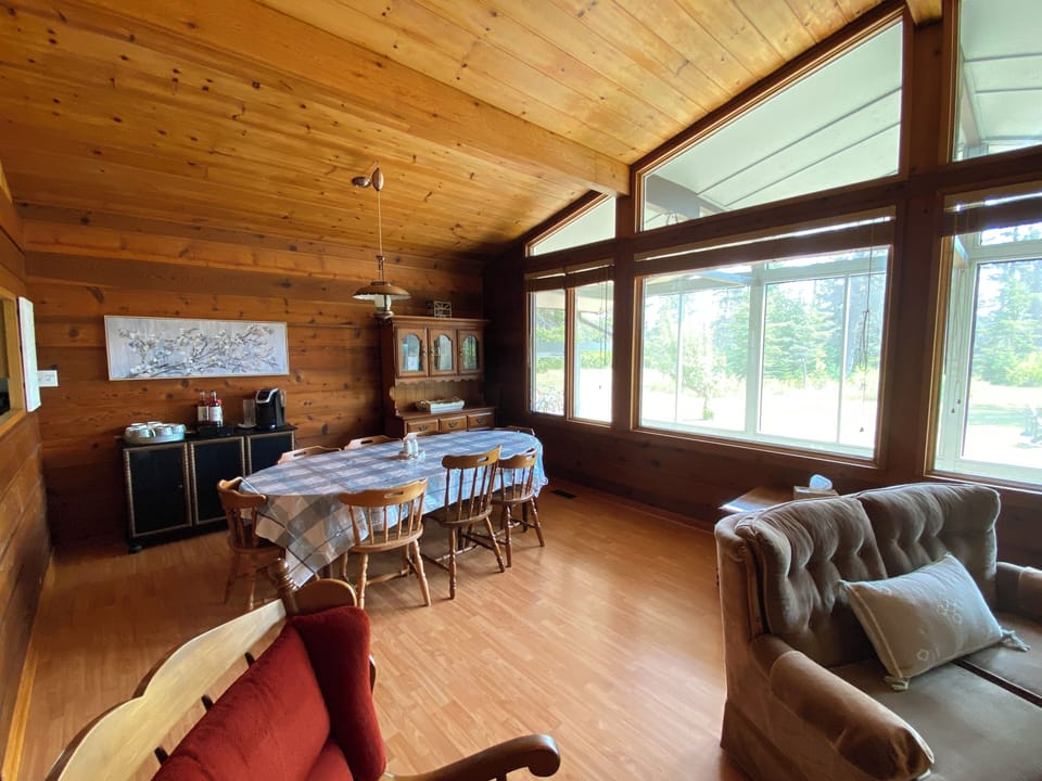 Large windows facing east makes for cheerful breakfasts.