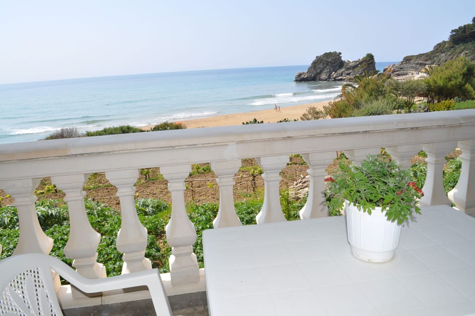 Large terrace with great sea views over the bay of Pelekas Beach.