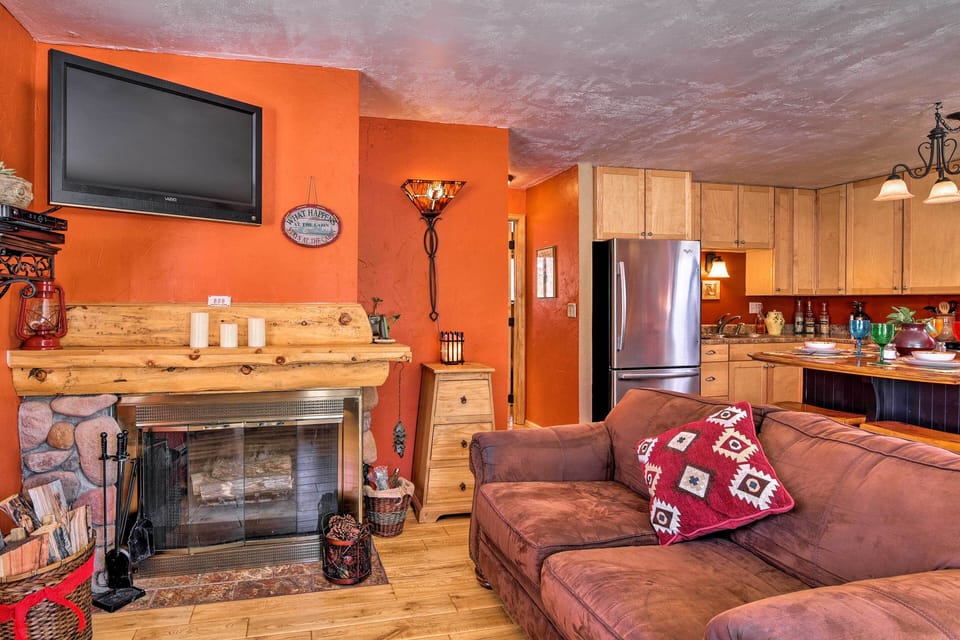 Living Room | Wood-Burning Fireplace | Wood Not Provided | Cable TV