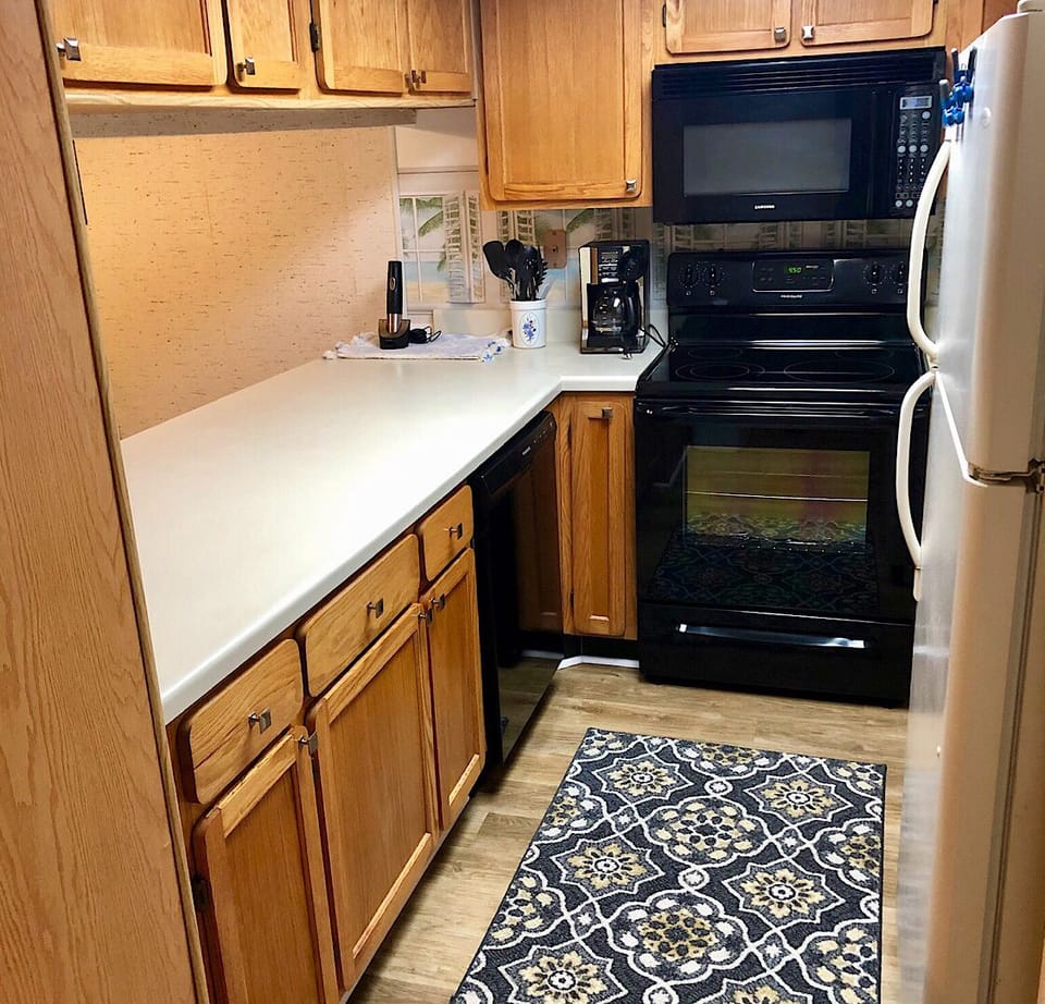 Fully equipped kitchen with new dishwasher 