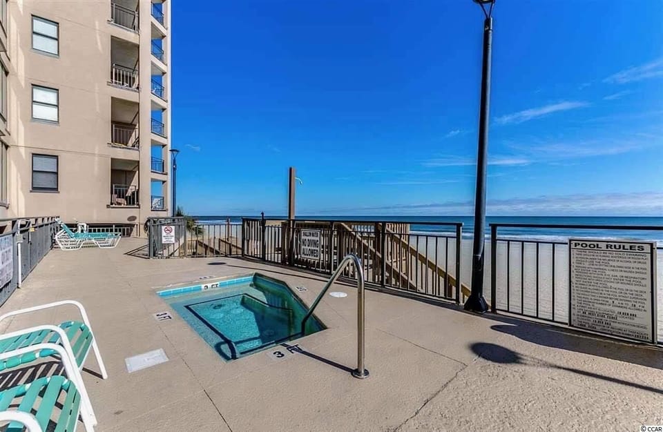 Jacuzzi tub for resort guest