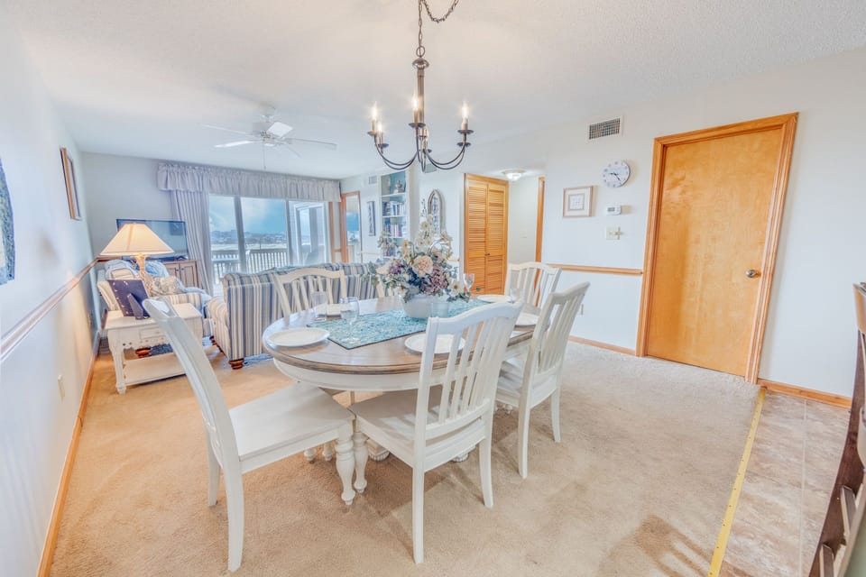 08-Surf-Or-Sound-Realty-807-Solar Reflections-Dining Area-02