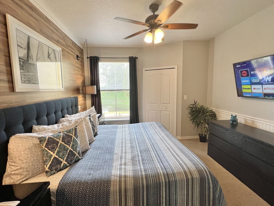 King Bed and Large Walkin Closet