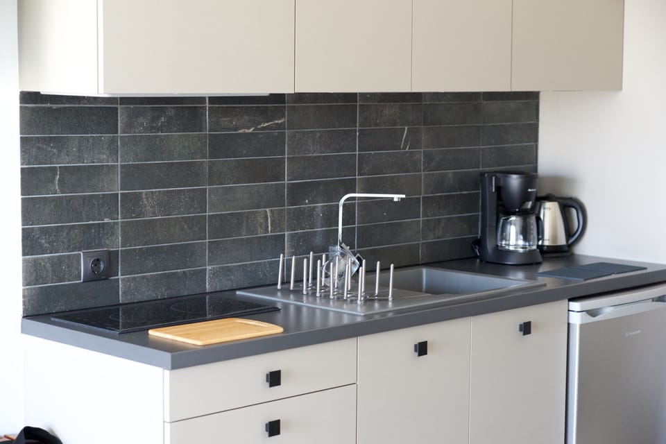 Comfort Suite, Multiple Beds, Marina View | Private kitchen | Fridge, stovetop, electric kettle, cookware/dishes/utensils