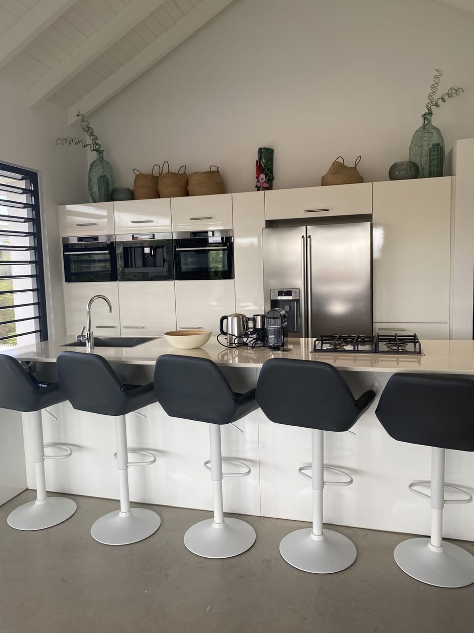 Kitchen with breakfast bar