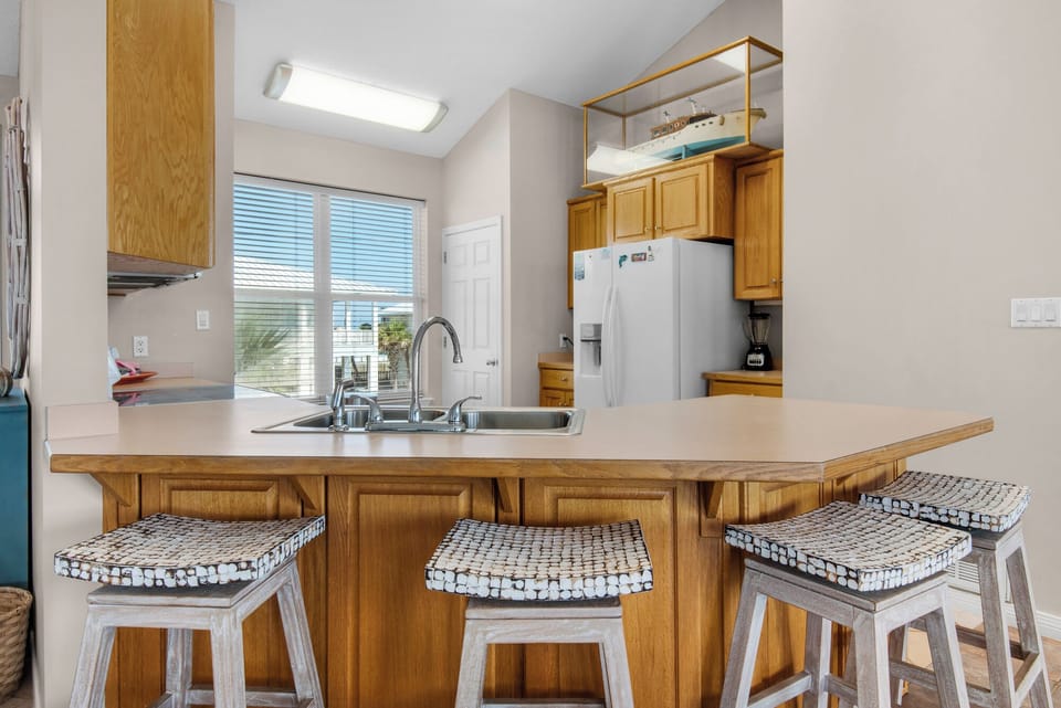 Eat-in kitchen bar seating