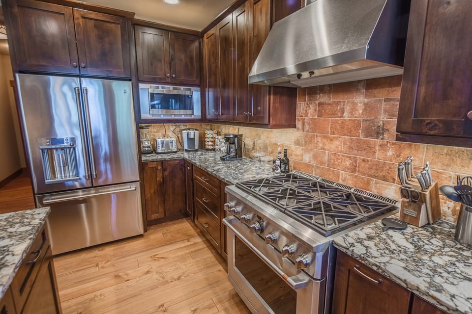 Whitefire Lodge - Well appointed kitchen with stainless appliances and a large gas cooktop!