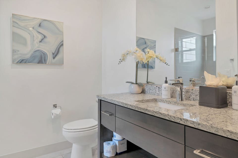 Bedroom 3 en suite bathroom