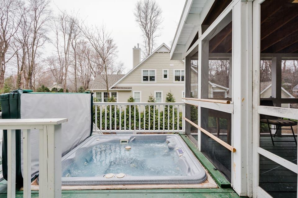 Hot tub to enjoy perfect summer nights!