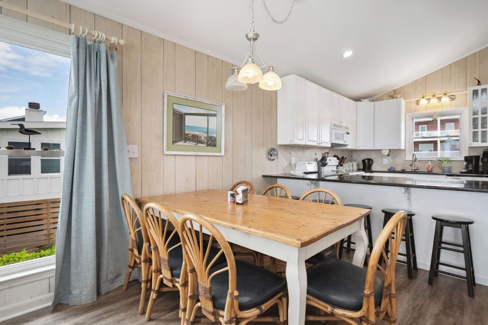Dining Area - Mid Level West