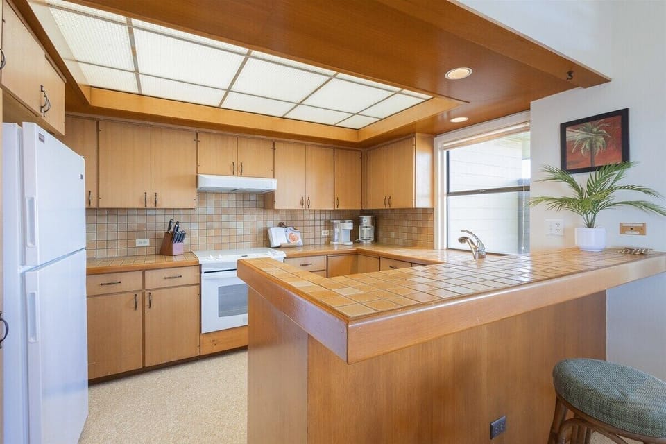 The breakfast bar with pull-up chairs is the perfect spot for Kona coffee and macadamia nut pancakes