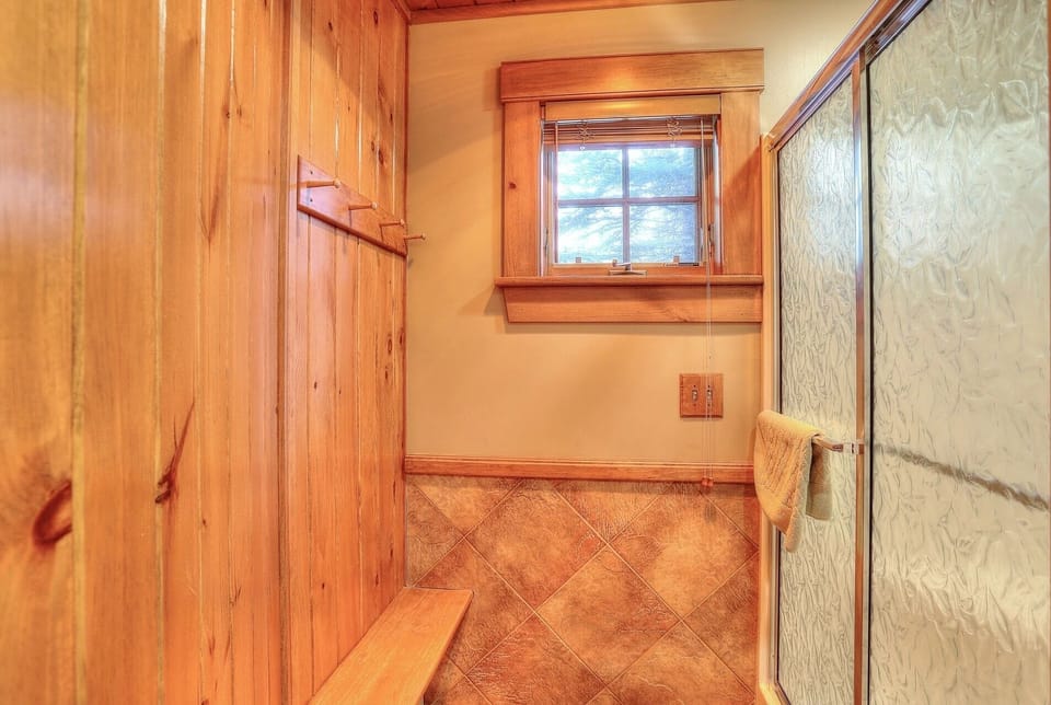 Main House - Main Floor Bathroom