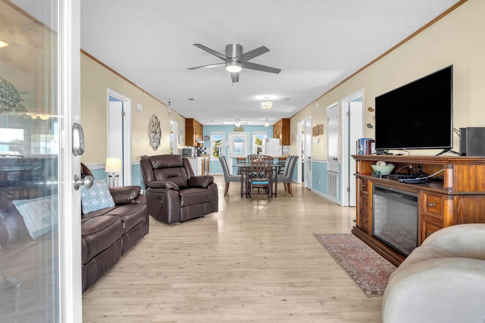 Front Entrance / Living Room - South
