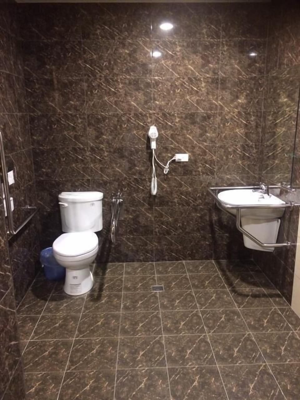 Double Room, Accessible, Non Smoking | Bathroom | Shower, free toiletries, hair dryer, slippers