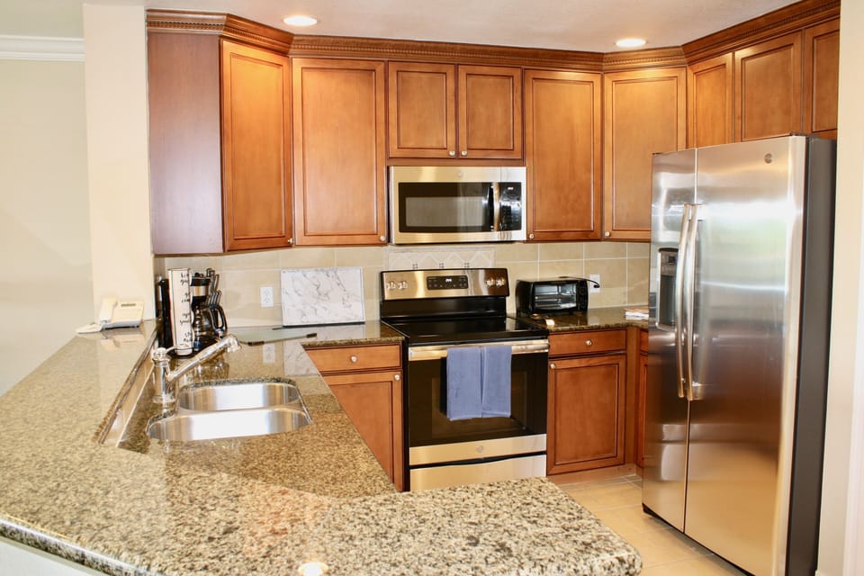 Full Kitchen with all the comforts of home 