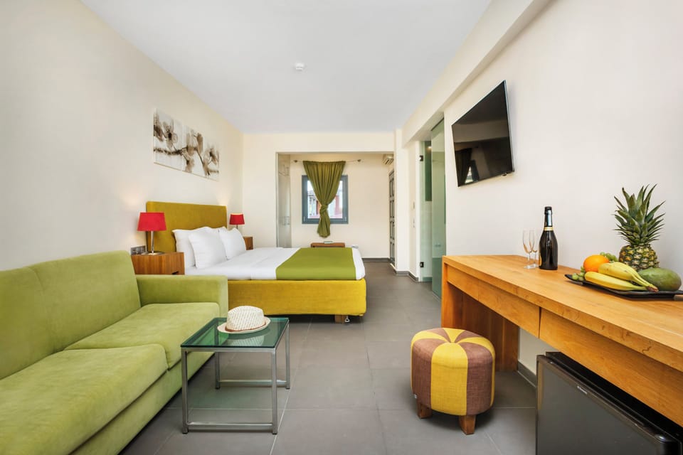 Junior Suite | Hypo-allergenic bedding available, minibar, blackout drapes