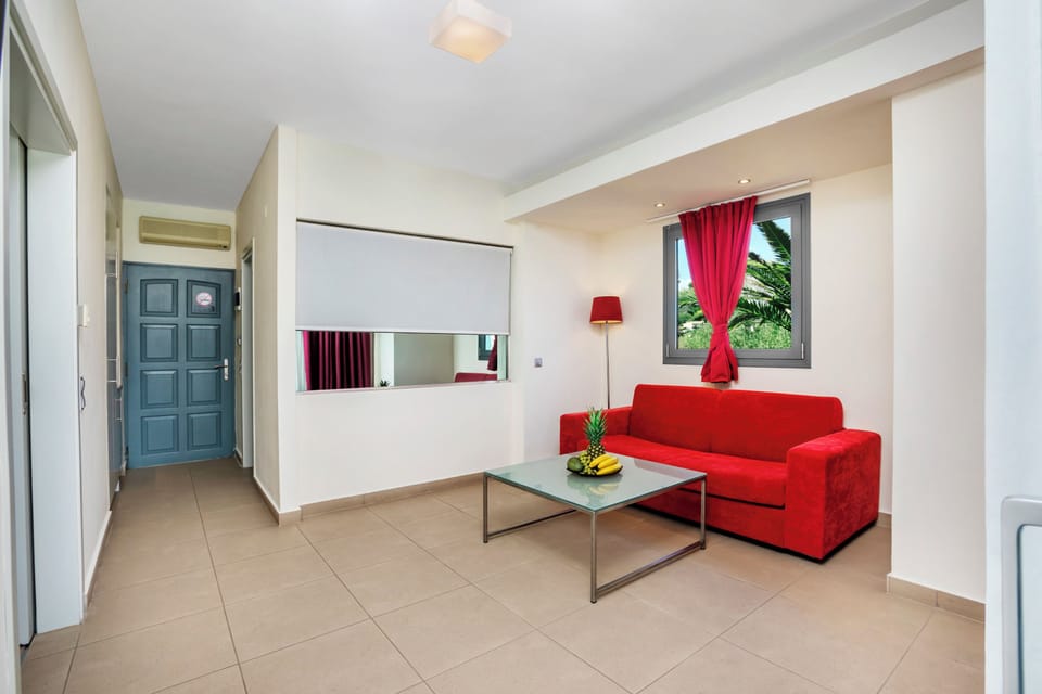 Family Suite | Hypo-allergenic bedding available, minibar, blackout drapes