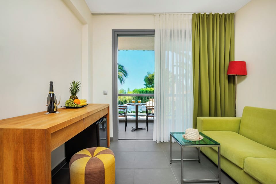 Junior Suite | Hypo-allergenic bedding available, minibar, blackout drapes