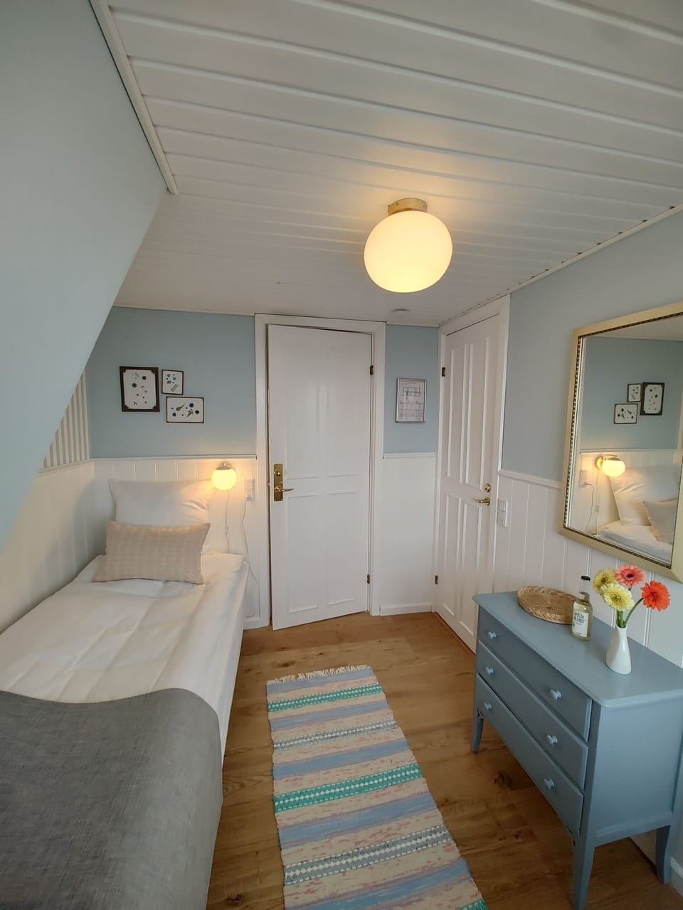 Single Room | Hypo-allergenic bedding, Select Comfort beds, desk, iron/ironing board
