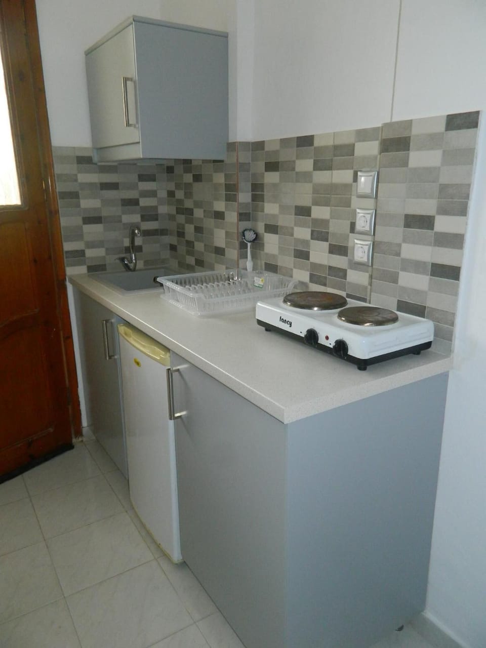 Fridge, stovetop, coffee/tea maker, electric kettle