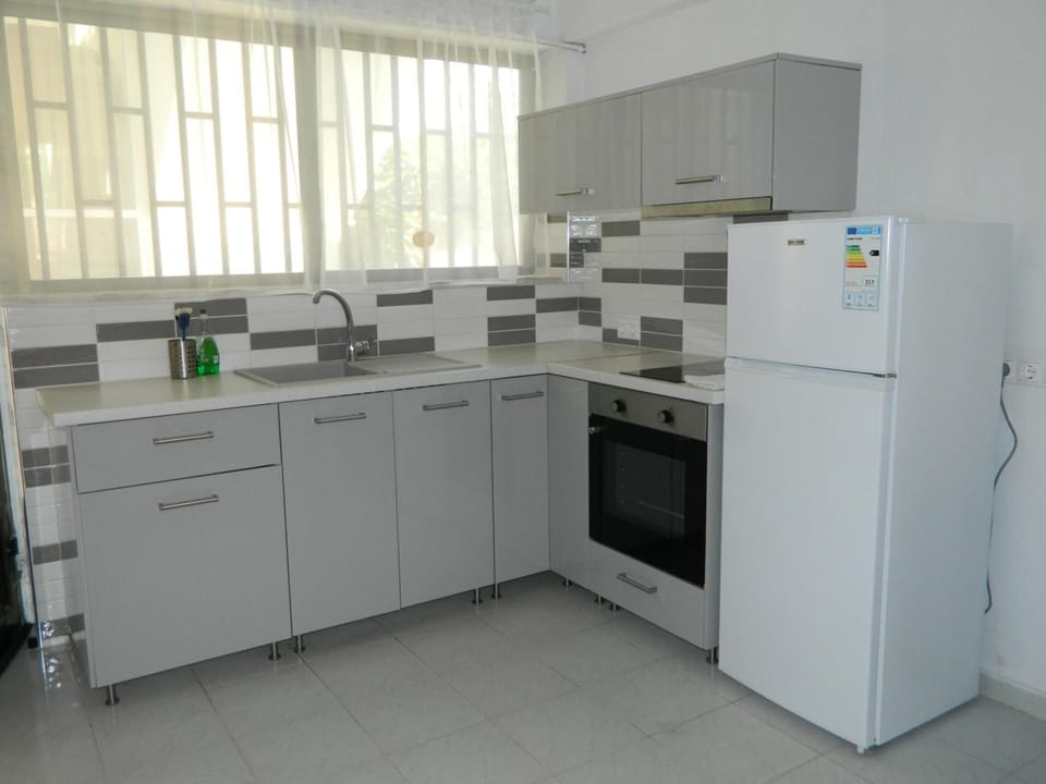 Fridge, stovetop, coffee/tea maker, electric kettle