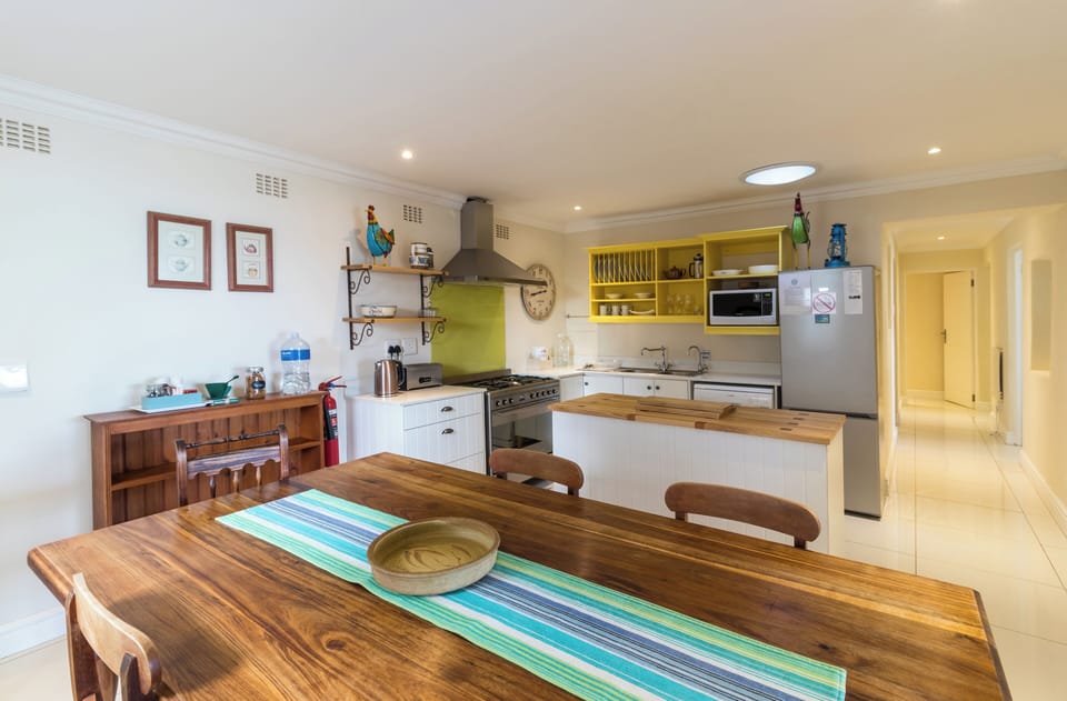 Deluxe Apartment, 2 Bedrooms, Pool Access, Ocean View | Private kitchen | Microwave, coffee/tea maker, electric kettle, toaster