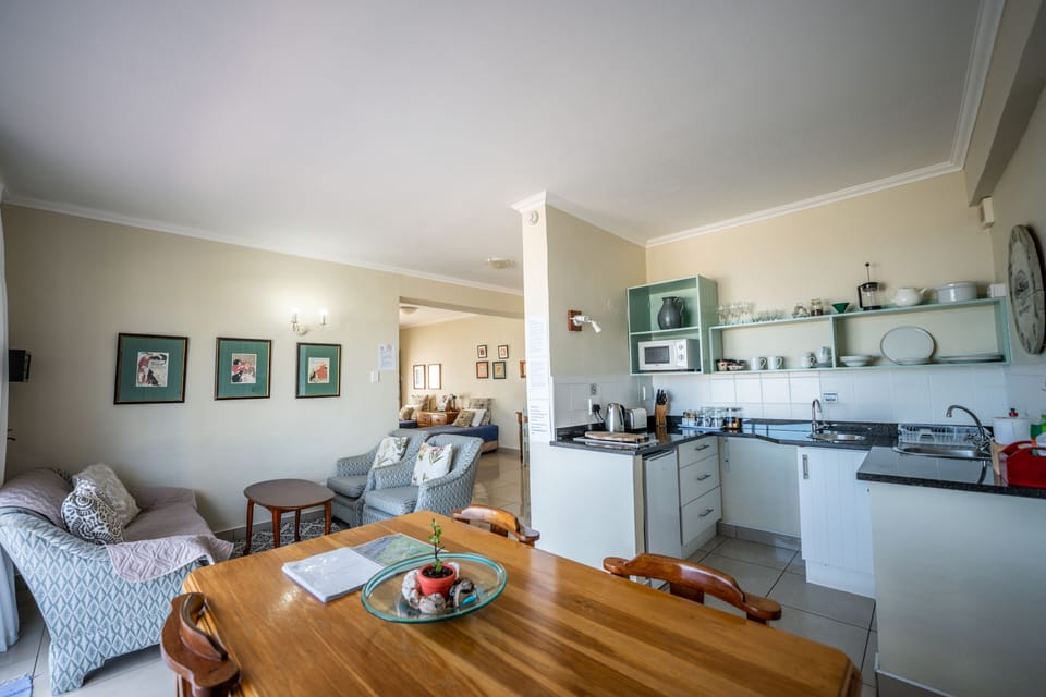 Deluxe Suite 2 | Living area | 65-cm TV with cable channels