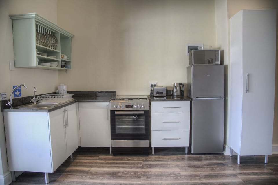 Luxury Suite 5 | Private kitchen | Microwave, coffee/tea maker, electric kettle, toaster