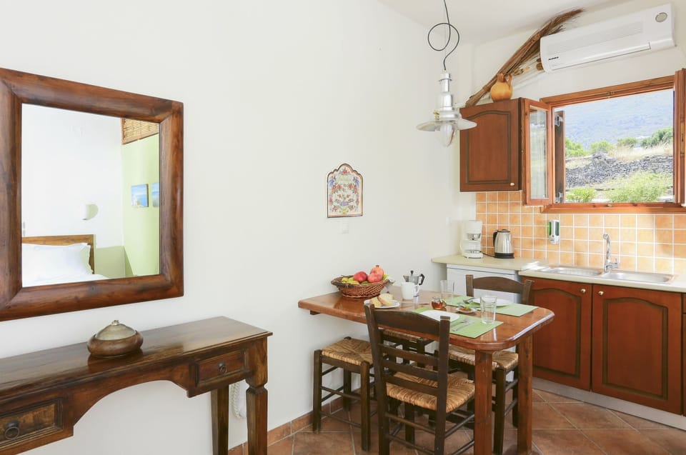 Studio Garden View | In-room dining