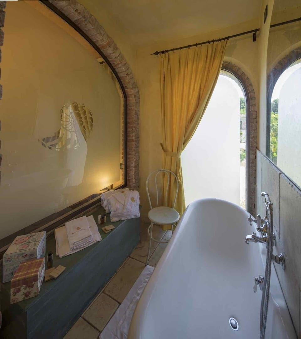 Deluxe Suite | Bathroom | Free toiletries, hair dryer, slippers, bidet