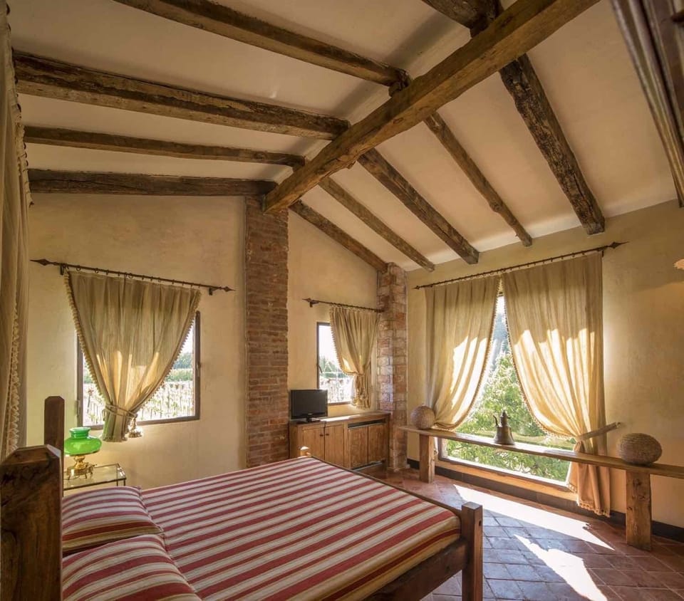 Executive Suite | 1 bedroom, premium bedding, minibar, in-room safe