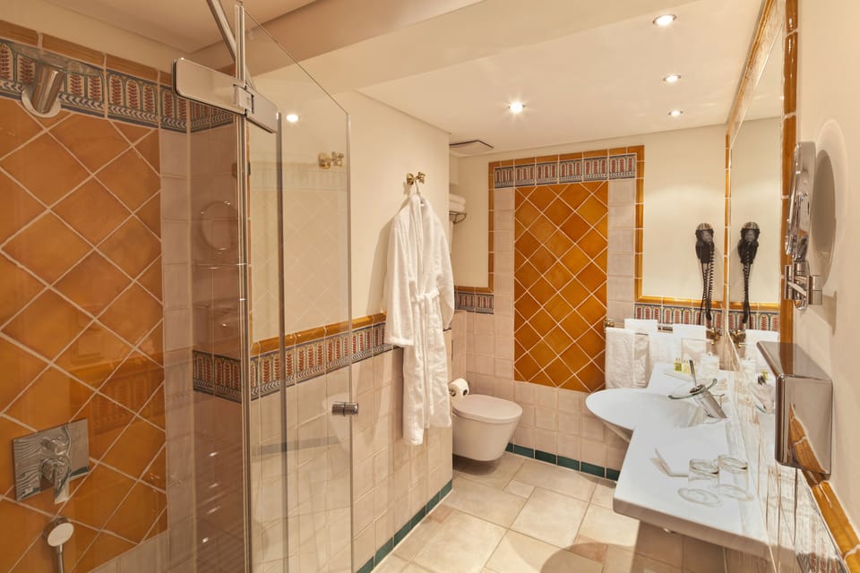 Comfort Double Room | Bathroom | Free toiletries, hair dryer, bathrobes, towels