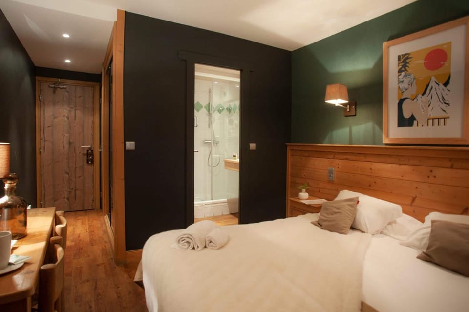 Desk, blackout drapes, free WiFi, bed sheets